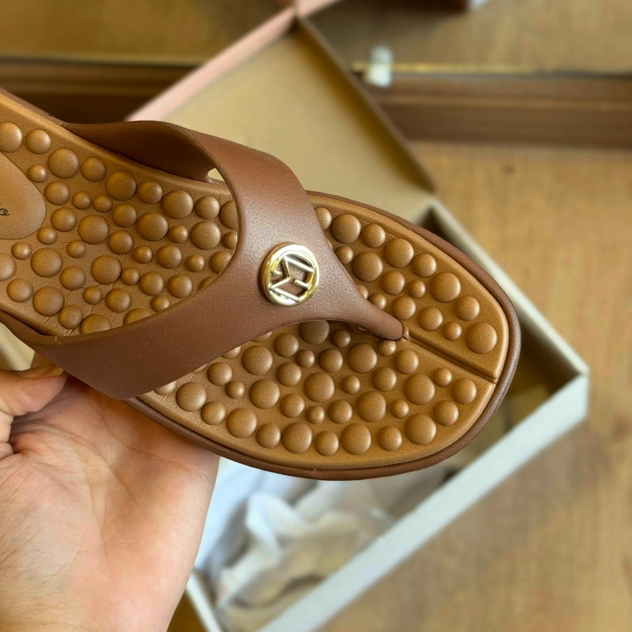 Chinelo Modare Detalhe da Marca Dourado 7213.100