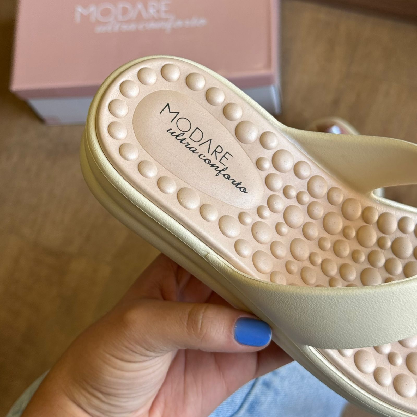 Chinelo Modare Detalhe da Marca Dourado 7213.100
