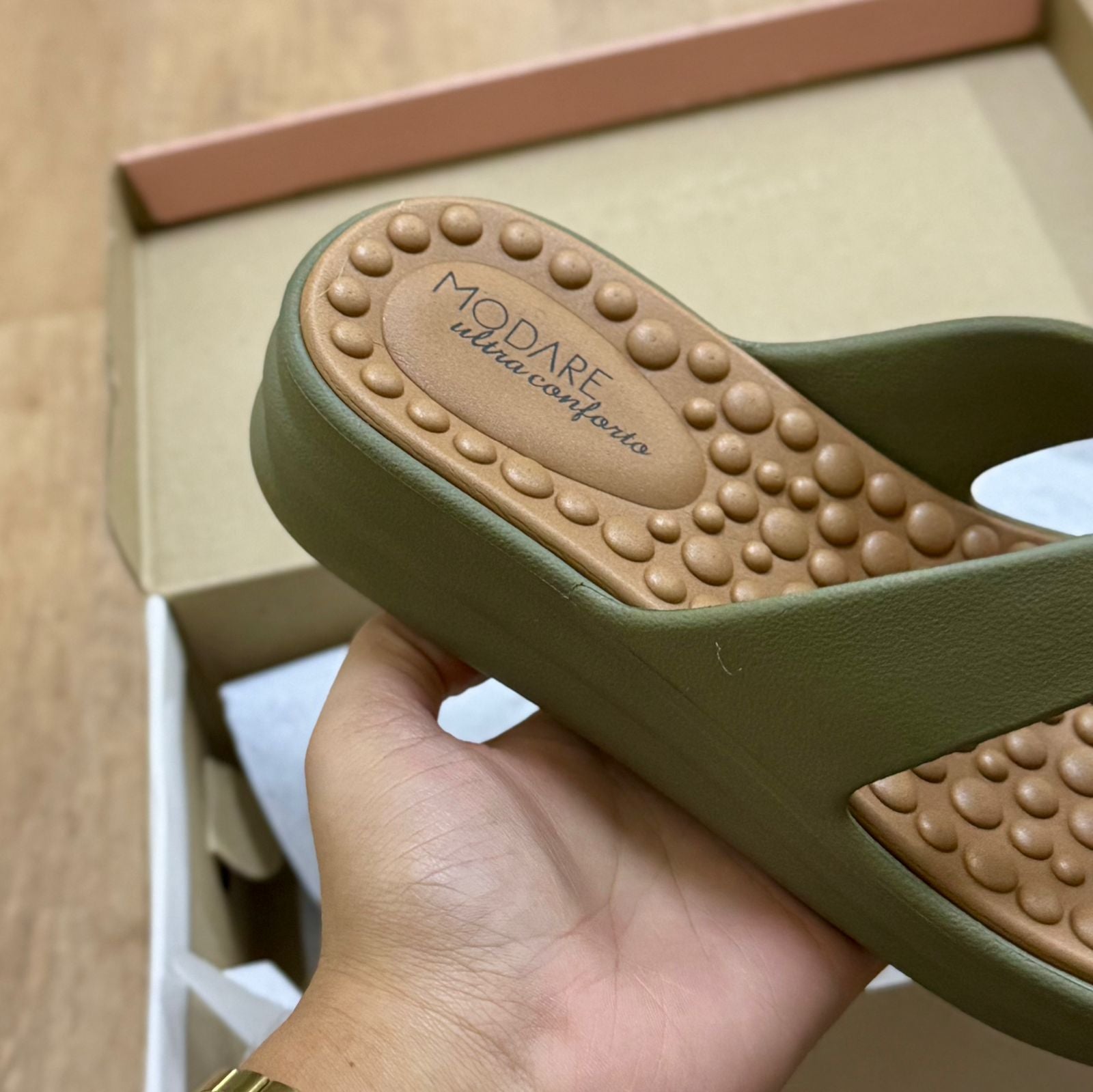 Chinelo Modare Detalhe da Marca Dourado 7213.100